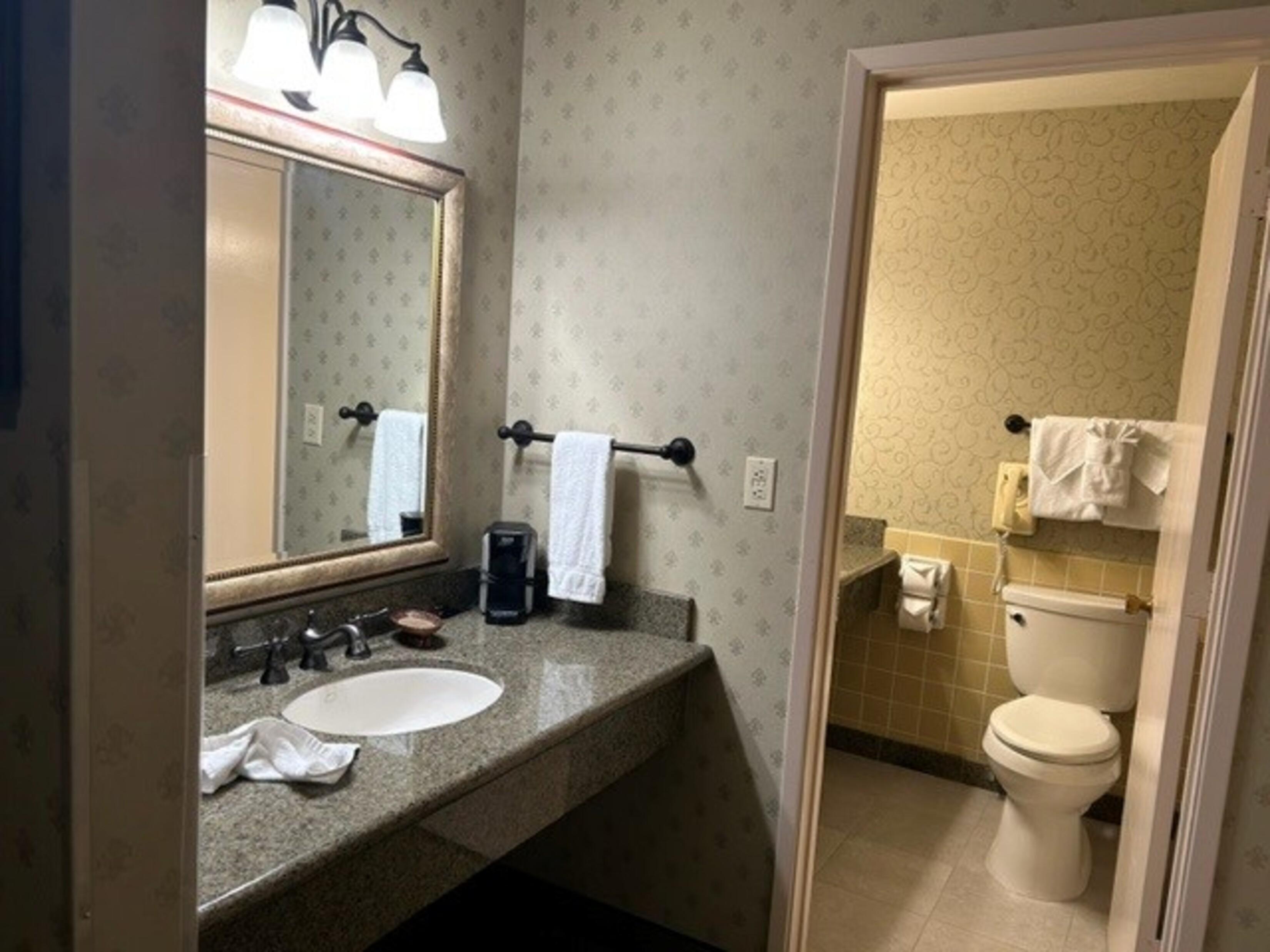 Piccadilly Airport 3* Fresno